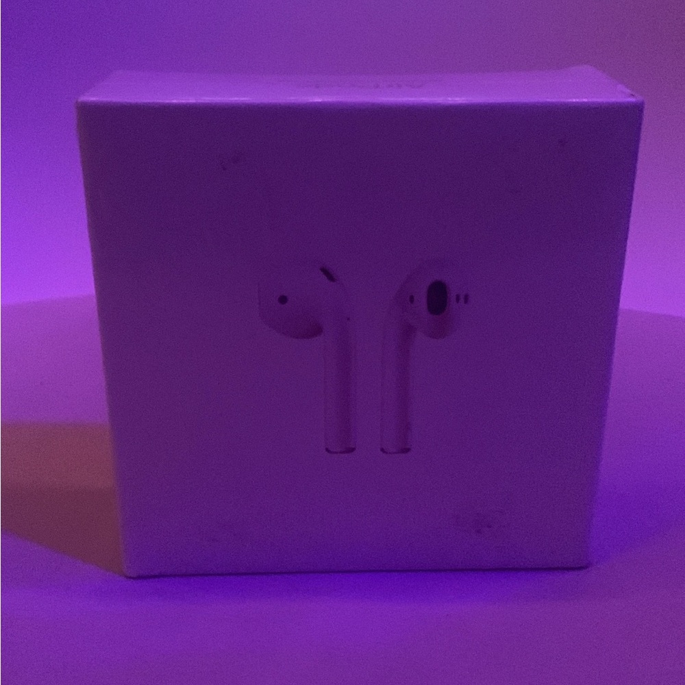Sleek White Wireless Earbuds (pods)